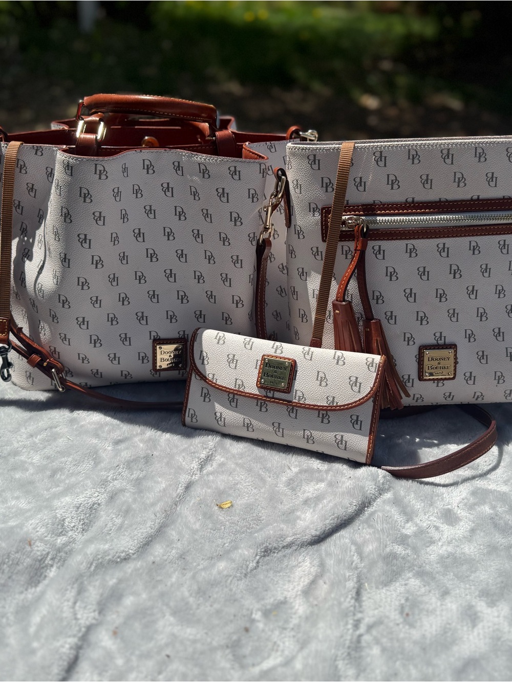 Dooney & Bourke Cream Signature Logo Greta continent Wallet & bags